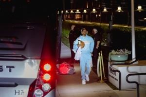 因为热爱篮球!开拓者官方晒凯勒布-乐福带着篮球离开球馆照