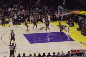 这突破不错！布朗尼中路强突吸引包夹 分球助斯玛特飙中三分